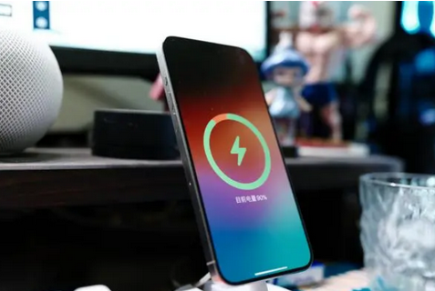 永靖苹果15换屏服务分享用什么充电器给iPhone15充电更好 